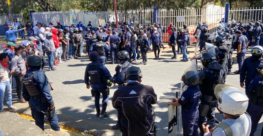 Normalistas secuestran camiones e intentan confrontarse con policías en instalaciones del CRENO