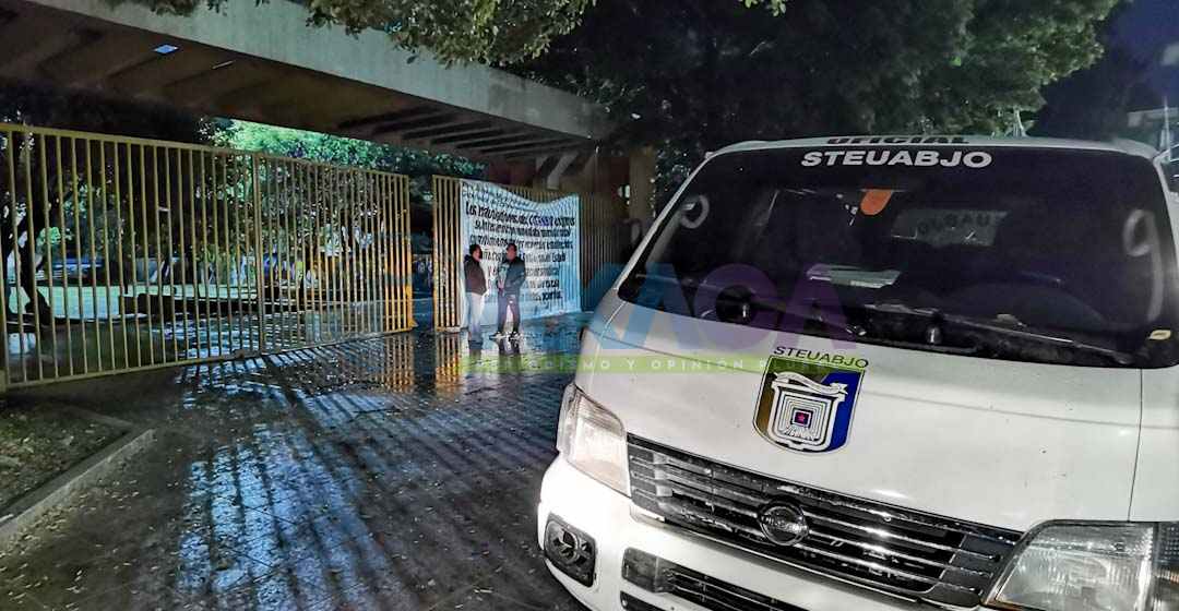 Sindicalizados toman la UABJO para exigir pago de quincenas