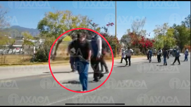 Grupo de choque con armas de fuego retira bloqueo y agrede a reportero en Capufe, Oaxaca
