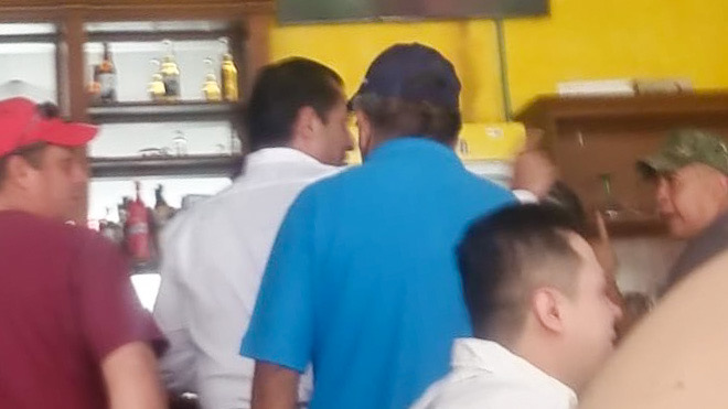 Reaparece el ex edil Oswaldo García Jarquín, llegó a la hora del amigo a ‘las madres’ bar la Poblanita