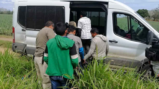 Rescate Policía Estatal a 14 personas en situación migratoria en Loma Bonita, Oaxaca