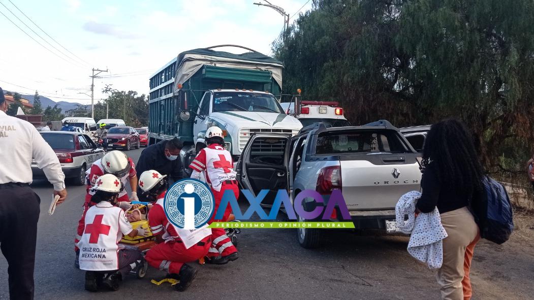 VIDEO: Cinco lesionados y cuantiosos daños materiales deja brutal choque en Riberas del Atoyac, Oaxaca