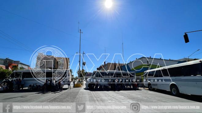 Normalistas continúan con movilizaciones, bloquean cuceros; IEEPO sin autoridad para dar solución