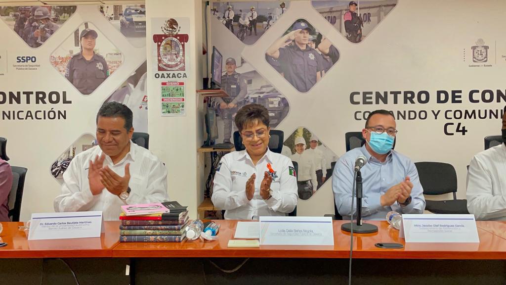 Recibe Sistema Penitenciario de Oaxaca donación de libros de la UABJO