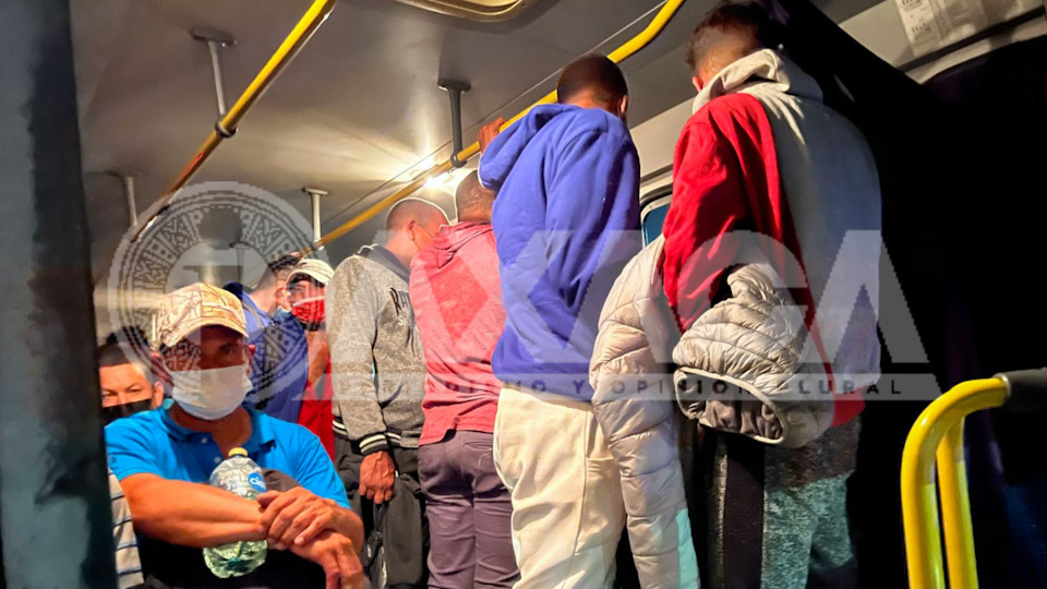 Rescatan a 101 migrantes de autobús turístico, el camión se descompuso en riberas del Atoyac