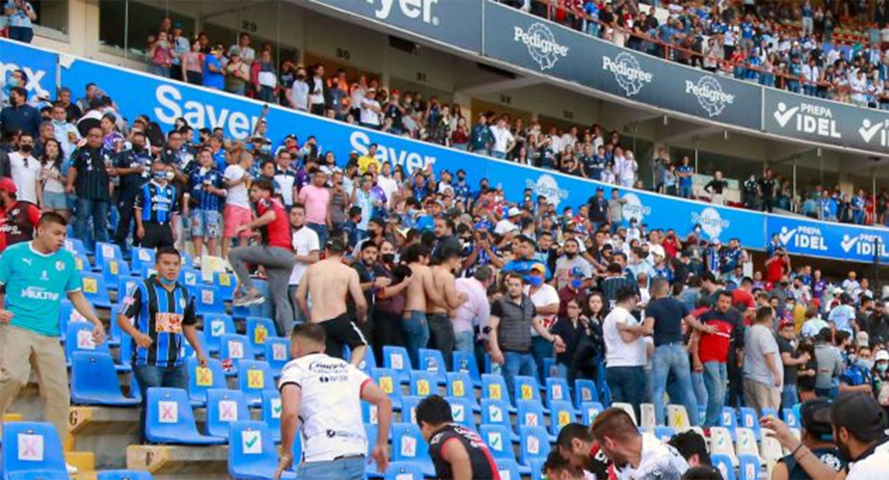 El futbol calentó la plaza