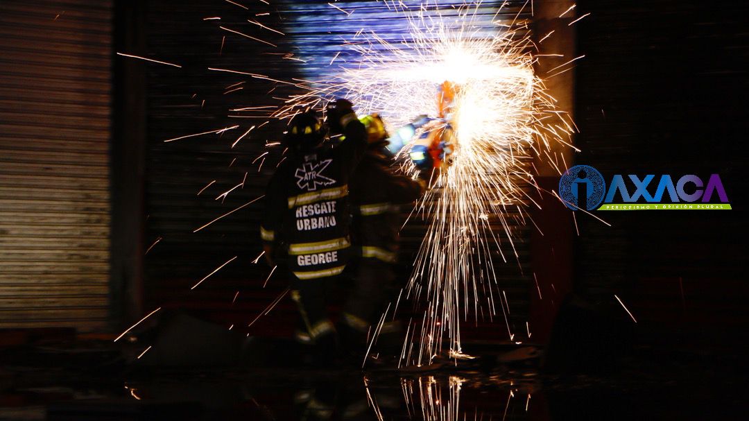 Bomberos de Oaxaca, PC estatal, municipales y voluntarios lograron sofocar incendio en Av. Símbolos Patrios