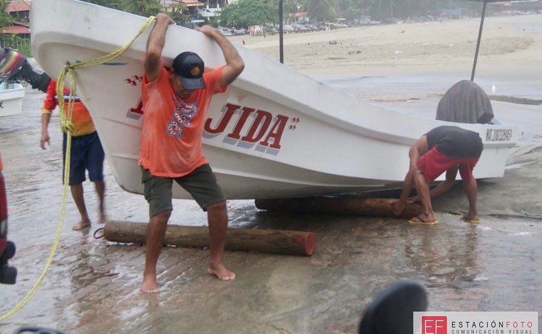 Pobladores guardaron todo lo que el viento se pudiera llevar