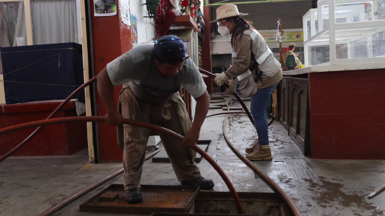 Desinfectan las entrañas del Mercado Sánchez Pascuas, Oaxaca