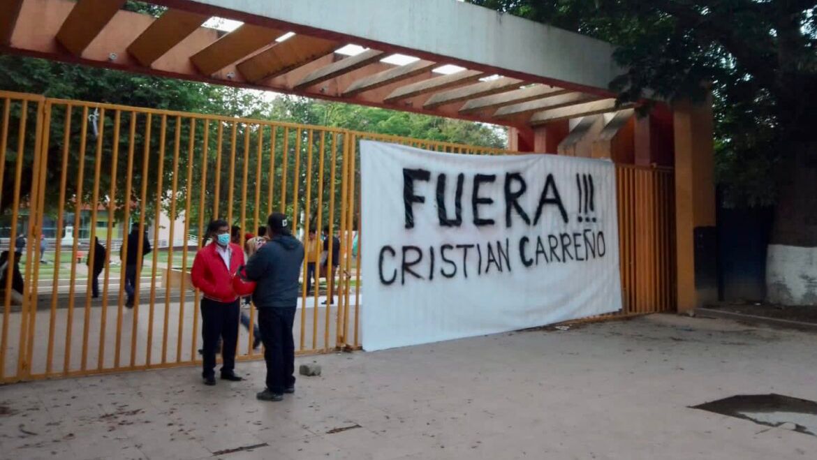 Catedráticos y directivos exigen salida de rector ante la continuidad de la Familia Real en la UABJO