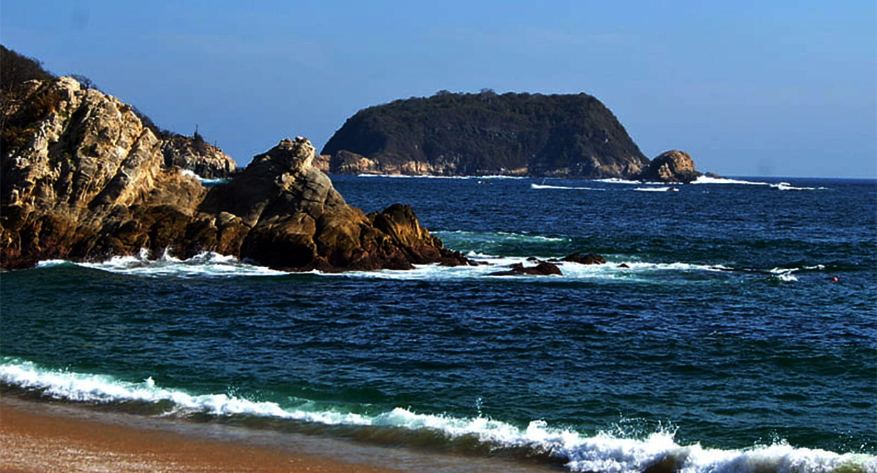 Por mar de fondo, queda prohibida las actividades náuticas en Huatulco