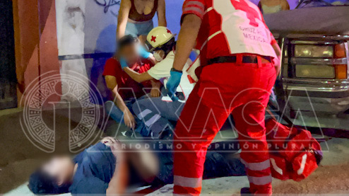 VIDEO: con arma de fuego despojan de la venta del día a comerciantes en la central camionera, Oaxaca