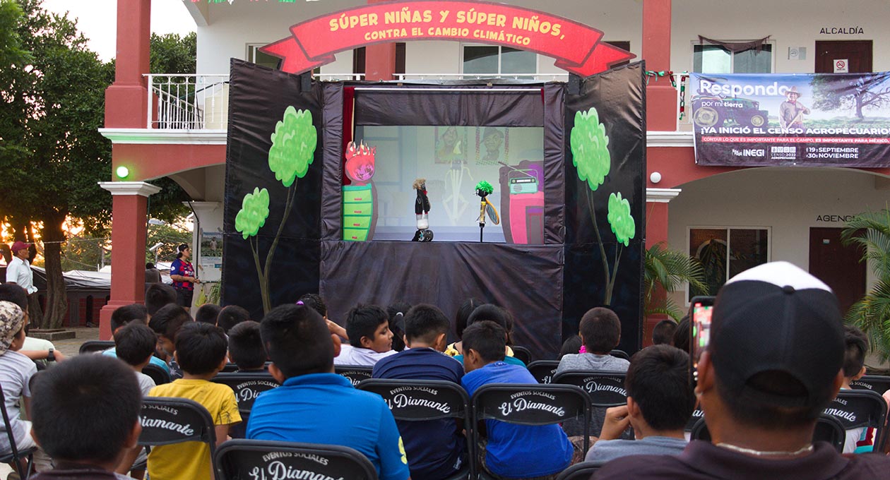 Niñas y niños de la costa oaxaqueña aprenden sobre cambio climático a través de teatro guiñol