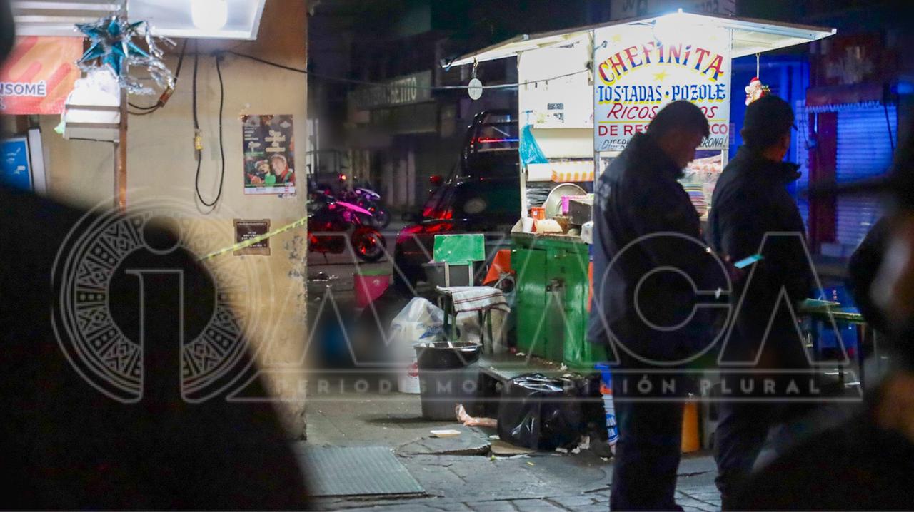 VIDEO: Por negarse a pagar gelatina atacan a balazos taquería; mesero y cliente las víctimas