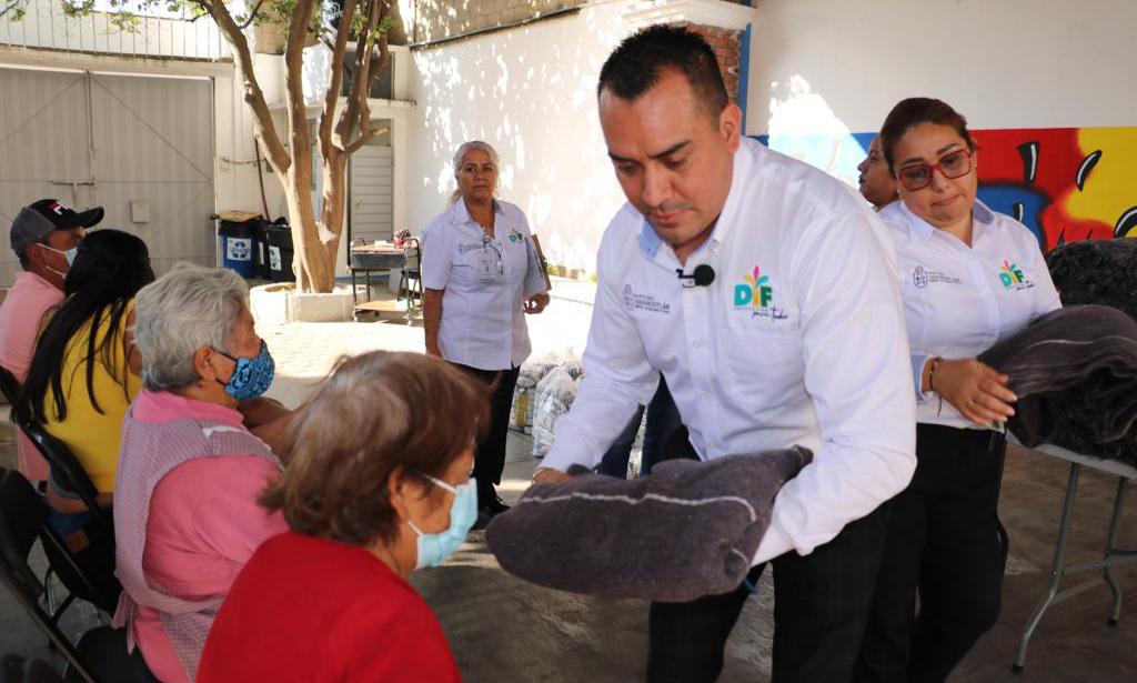 Cobija DIF Xoxocotlán a adultos mayores y personas con discapacidad