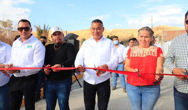 Entrega Chente Castellanos pavimentación de calle en la colonia Primera Ampliación