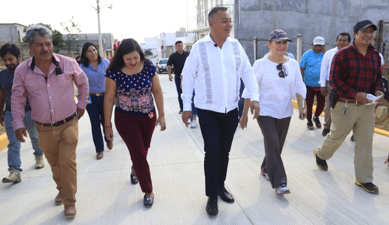 Estrenan pavimento en la colonia Los Pinos