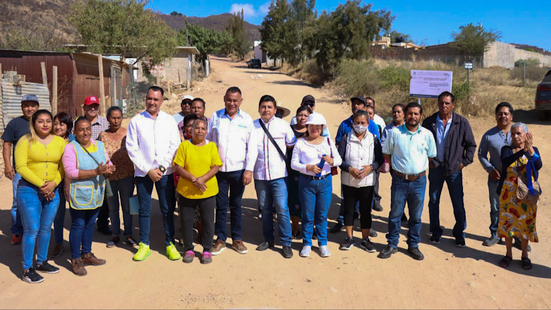 Vecinos de la Col. San José Comunal llevaban 18 años sin drenaje; Chente Castellanos les cumplió