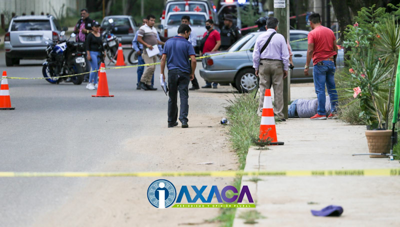VIDEO: Identificado uno de los dos ejecutados en carretera al Panteón Jardín, Oaxaca