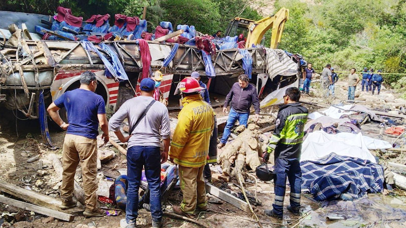 Llega a 29 los fallecidos de volcadura en la Mixteca de Oaxaca, entre ellos menores de edad