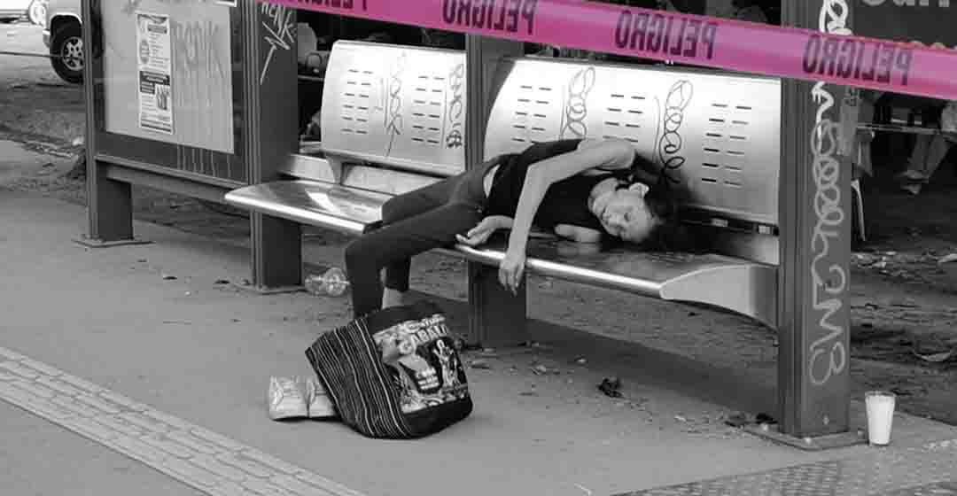 VIDEO: sorprende la muerte a mujer en parada del CityBus en Brenamiel, Oaxaca