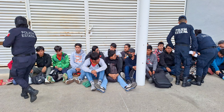 VIDEO: Interviene SSPC ante toma de autobuses y de caseta de peaje en Huitzo