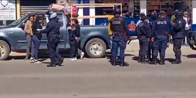 VIDEO: Continúan los abusos de policías viales de Xoxo, ahora muerden a peregrinos