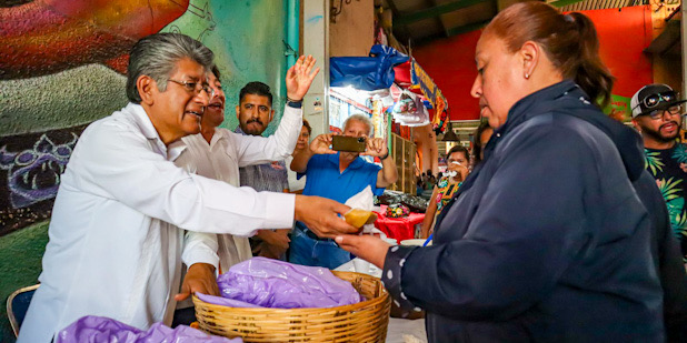 Martínez Neri celebra con vendedores del Mercado 20 de Noviembre el Día de la Candelaria