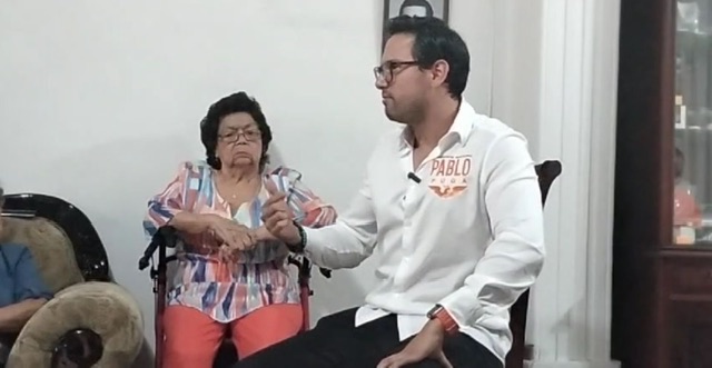 Conversa Pablo Puga con vecinos del centro de la ciudad de Oaxaca
