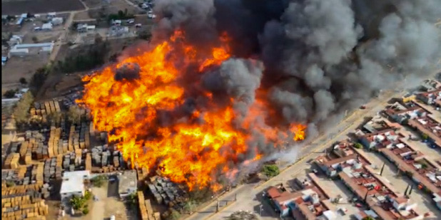 Arduo trabajo para sofocar incendio en aserradero de San Miguel Etla, Oaxaca