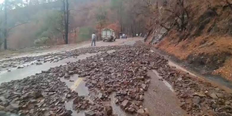Suspendida la vialidad sobre carretera Oaxaca-Ixtlán a la altura de Ixtepeji