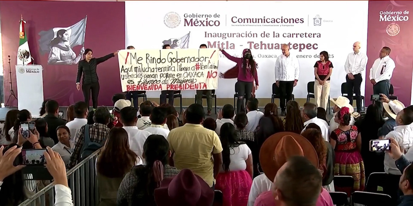 VIDEO: María Elena Ríos opaca y exhibe evnto de Salomón Jara ante la presidenta Claudia Sheinbaum en Oaxaca