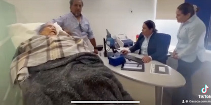 VIDEO: Banco de Oaxaca obliga a mujer de 96 años a presentarse en camilla para cobrar su pensión