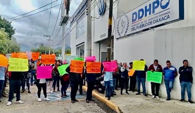 Pulpo camionero de Oaxaca protesta por supuesta violación a sus derechos humanos