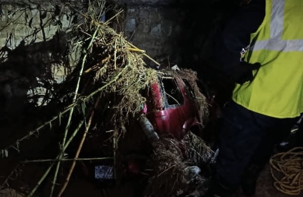 Camioneta es arrastrada por la corriente en Santa Rosa, Oaxaca; hay un fallecido