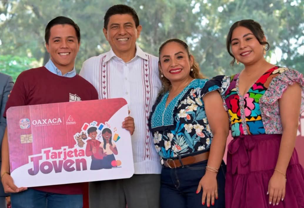 Entrega Salomón Jara Tarjetas Joven a más de mil 500 personas beneficiarias