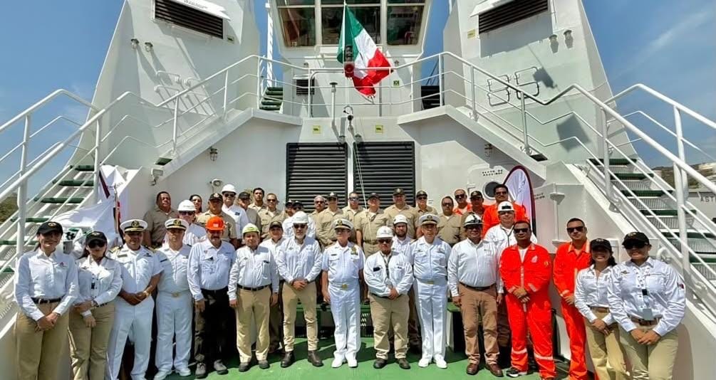 Abandera Pemex el remolcador Pemex Zoque en Salina Cruz, Oaxaca Abandera Pemex el remolcador Pemex Zoque en Salina Cruz, Oaxaca