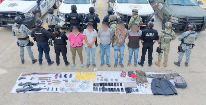 Desmantela Fiscalía de Oaxaca centro de operaciones y distribución de drogas en la Sierra Sur; asegura arsenal y detiene a cinco personas