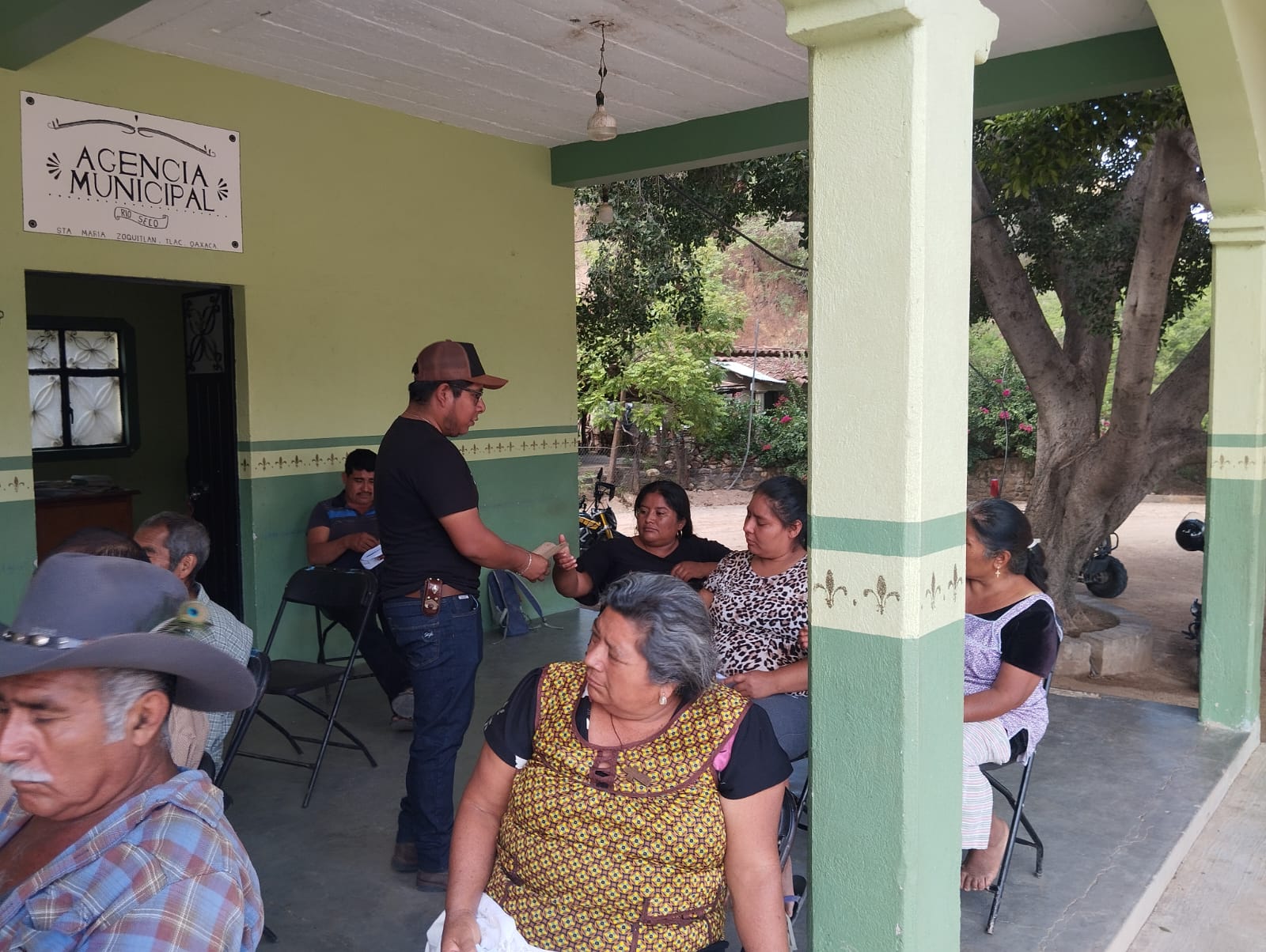 Enseñan control biológico de plagas en maíz en Santa María Zoquitlán