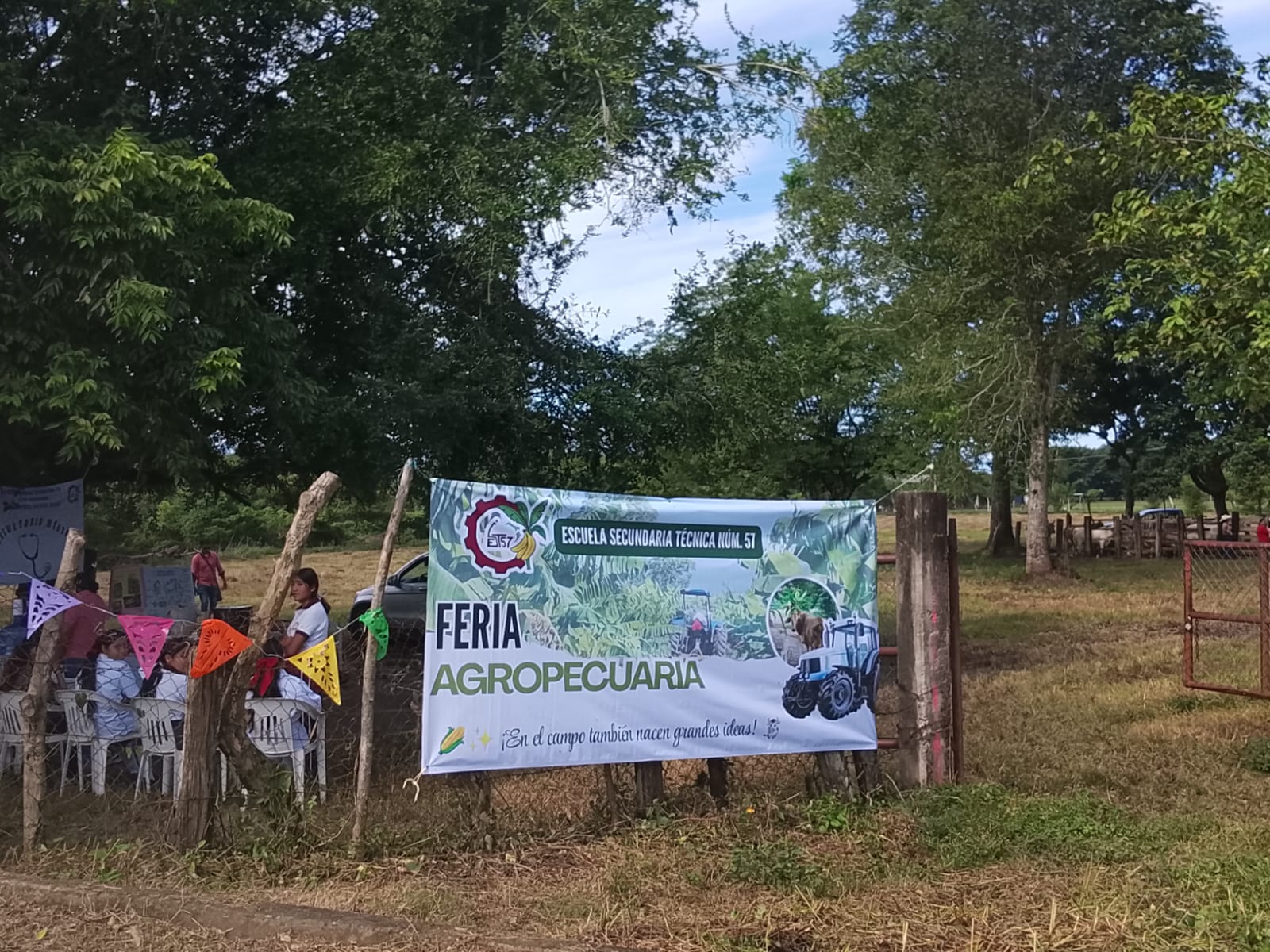 Celebran Feria Agropecuaria en la EST 57 en Tuxtepec